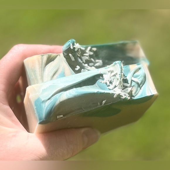 Hand Crafted Artisan Soap - COCONUT🥥🌴 - Picture 3 of 4